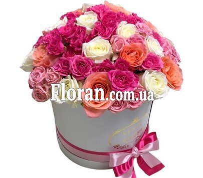 Коробка із звичайними та кущовими трояндами
