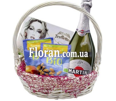 Gift basket with champagne