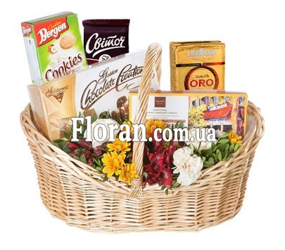 Корзина с цветами и сладостями