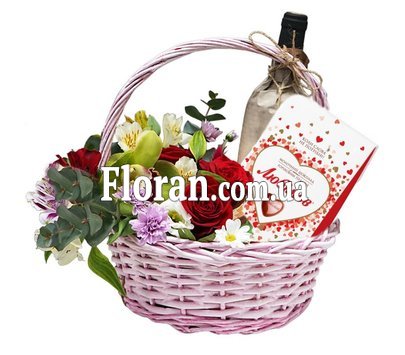 Корзина с цветами, шоколадом и вином
