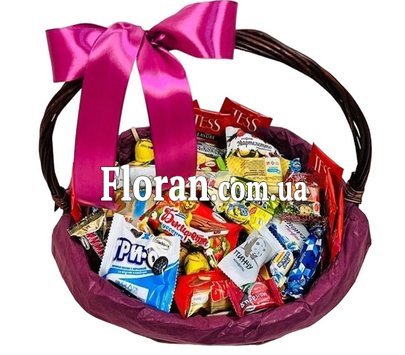 Кошик із цукерками для дітей