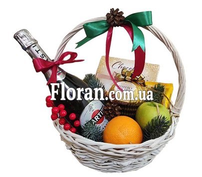 Корзина с конфетами и шампанским