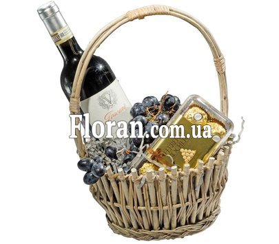 Кошик з цукерками, вином та виноградом