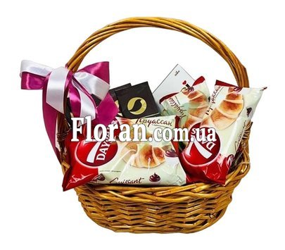 Кошик з круасанами