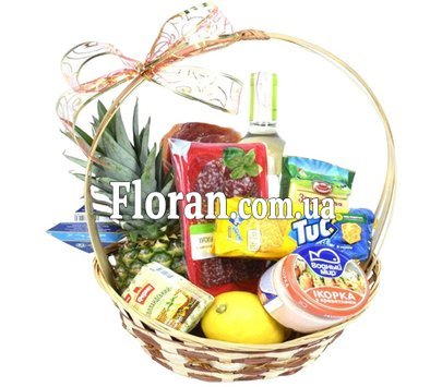 Кошик з продуктами та ананасом