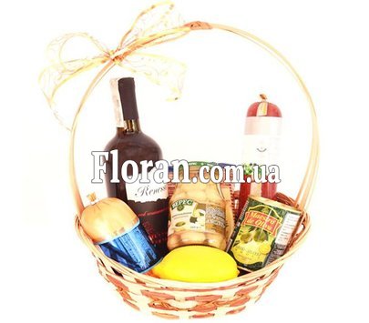 Кошик з продуктами та вином