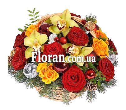 Корзина с розами и новогодним декором