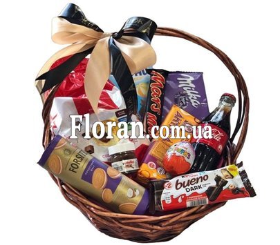 Кошик із шоколадом та круасанами