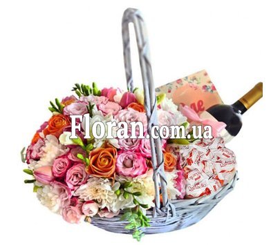 Корзина с сладостями, цветами и вином