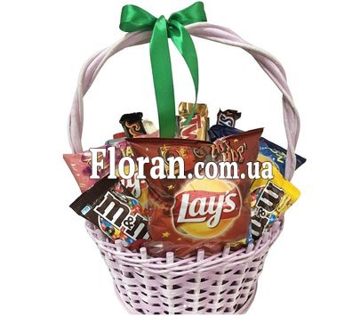 Корзина с соком и сладостями