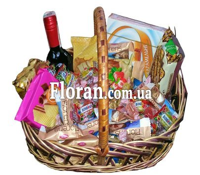 Кошик з вином і цукерками