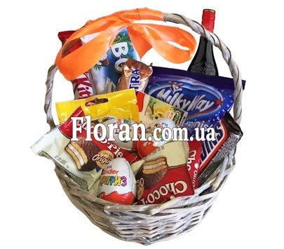 Кошик з вином та солодощами