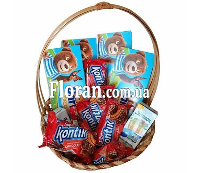 Корзина со сладостями для детей