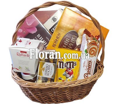 Корзина со сладостями на День рождения