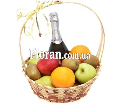 Корзинка с фруктами и шампанским