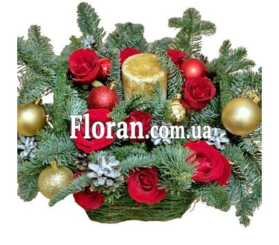 Кошик з трояндами, ялиною та свічкою
