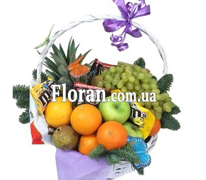 Корзина с фруктами на Новый год