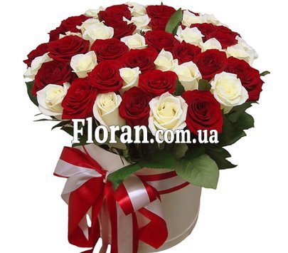 Червоні та білі троянди в коробці