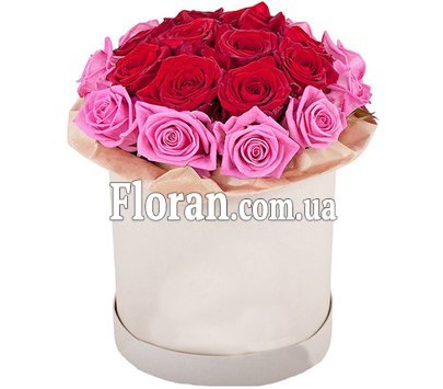 Червоні та рожеві троянди в коробці