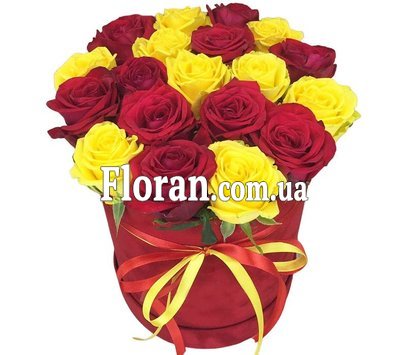 Червоні та жовті троянди в коробці