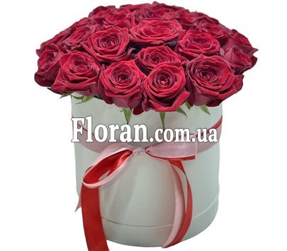 Червоні троянди в шляпній коробці