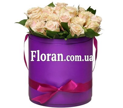 Кремові троянди в шляпній коробці