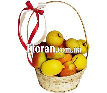 Маленький кошик фруктів