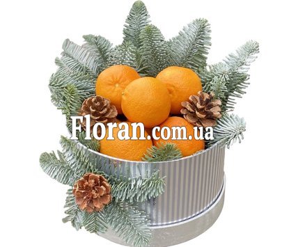 Мандарины в коробке с елью