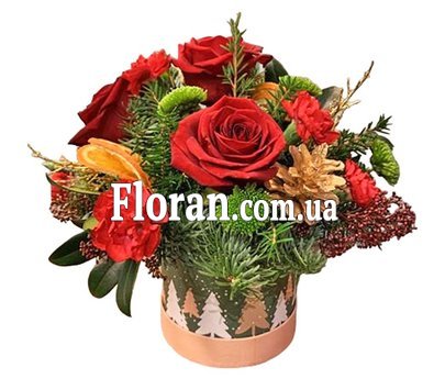 Невелика коробочка з квітами та ялиною