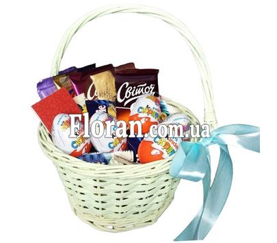 Небольшая корзинка сладостей