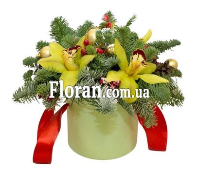 Новорічна композиція з квітів та ялинових гілок