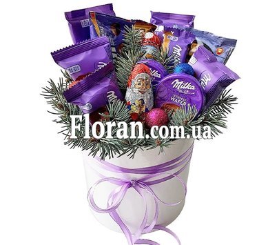 Новогодняя композиция сладостей в коробке