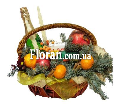 Новогодняя композиция в корзине с конфетами