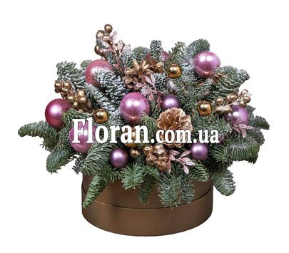 Новорічна композиція в шляпній коробці