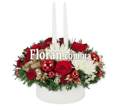 Новогодняя коробка с цветами и свечами