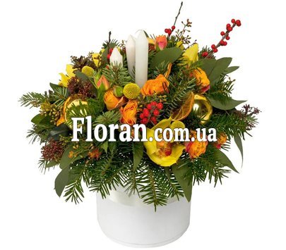 Новогодняя коробка с орхидеями и свечами