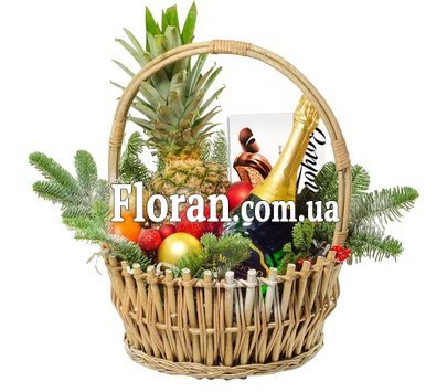 Новогодняя корзина с ананасом