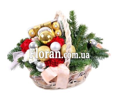 Новогодняя корзина с гвоздиками и елью