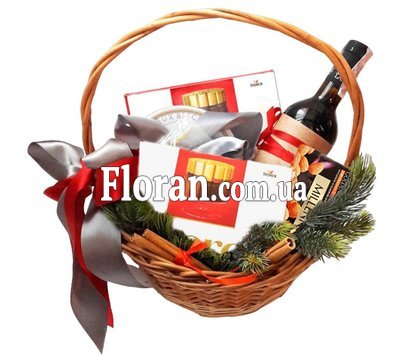 Новорічний кошик з цукерками