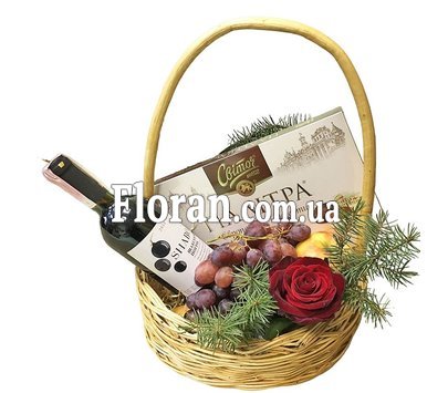 Новорічний кошик із подарунками