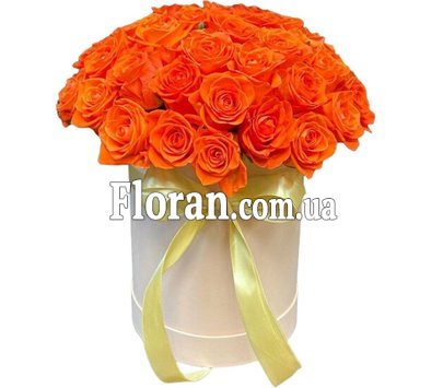 Помаранчеві троянди в капелюшній коробці