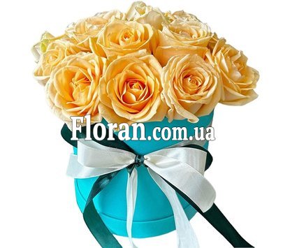 Персикові троянди в коробці