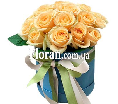 Персикові троянди в капелюшній коробці