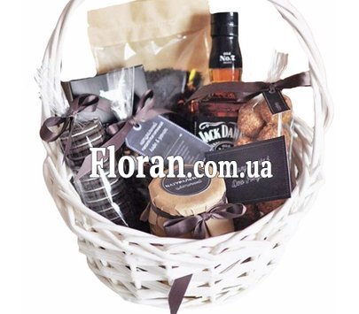 Подарунковий кошик для чоловіка з алкоголем