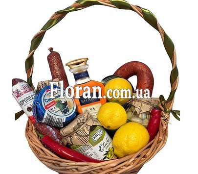 Подарунковий кошик із сиром та ковбасою