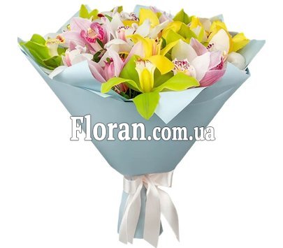 Різнокольорові орхідеї у букеті