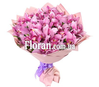 Розовые орхидеи в букете