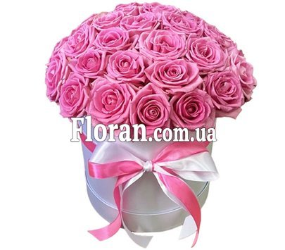 Рожеві троянди в круглій коробці