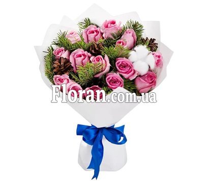 Рожеві троянди у зимовому букеті