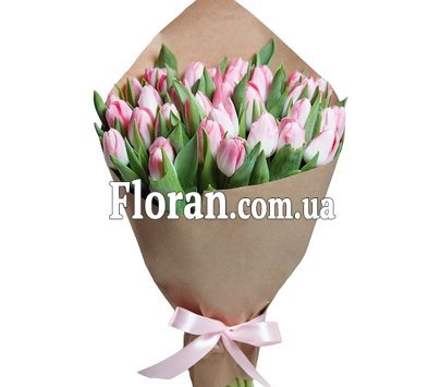 Рожеві тюльпани в крафті